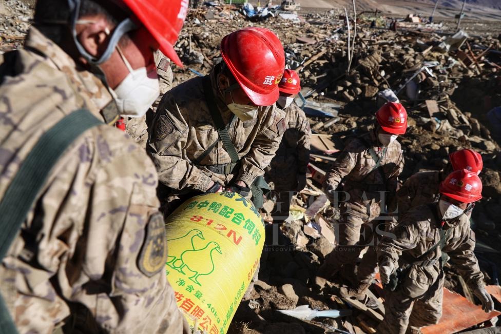 1月10日，定日縣長所鄉(xiāng)古榮村，武警官兵幫助受災(zāi)群眾整理廢墟，搶救被掩埋的物資。環(huán)球時報記者崔萌攝