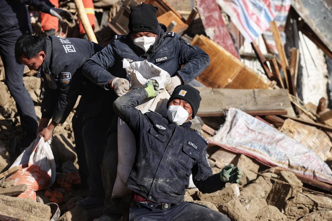 1月9日，定日縣長所鄉(xiāng)古榮村，日喀則市公安局民警協(xié)助受災(zāi)群眾清理廢墟。 環(huán)球時報記者 崔萌攝