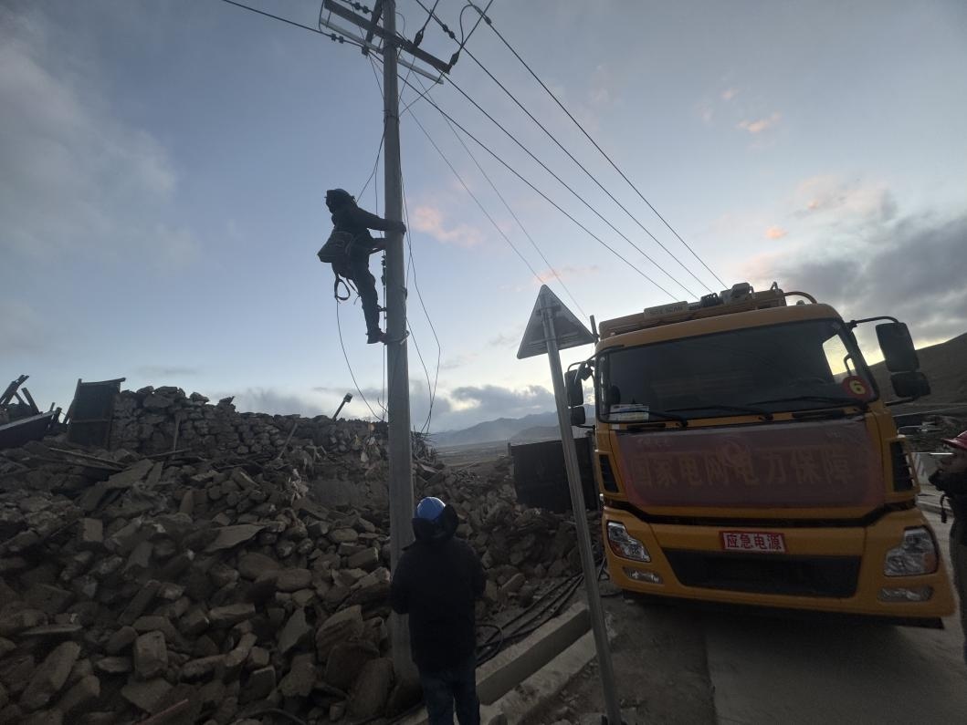 1月10日，定日縣長所鄉(xiāng)，國家電網(wǎng)西藏電力員工正在搶修災(zāi)區(qū)受損線路。人民日報記者宋豪新攝