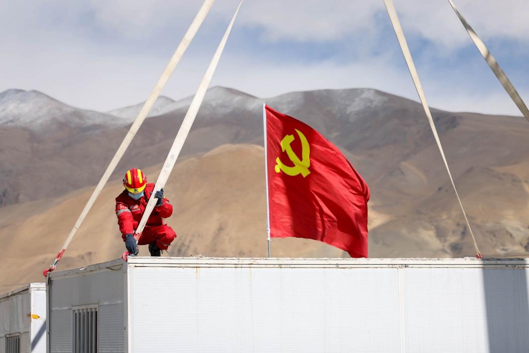 1月13日，定日縣長所鄉(xiāng)嘎布村安置點，中國安能三局成都基地支援震區(qū)的黨員突擊隊隊員在搭建活動板房。人民日報記者張武軍攝