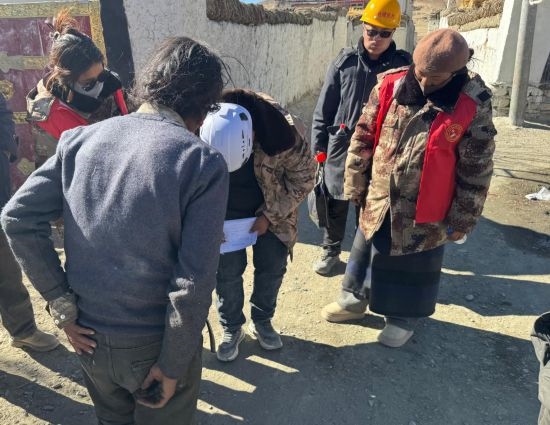 1月13日，次旺（右一）陪同工作組走訪村莊，評(píng)估房屋受損程度。新華社發(fā)