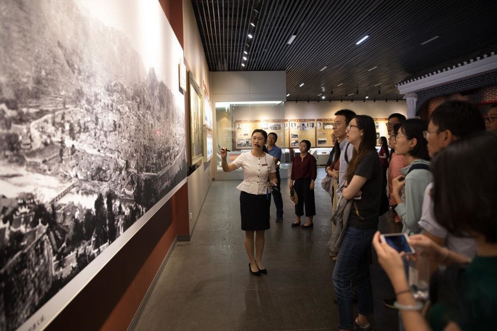 △參觀者在遵義會(huì)議紀(jì)念館聽(tīng)取介紹。