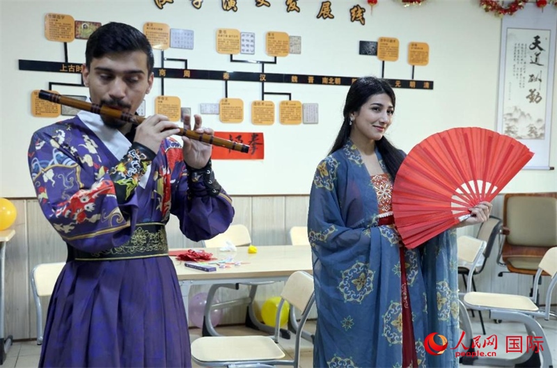 薩拉赫丁大學(xué)中文系學(xué)生們展示才藝。人民網(wǎng)伊納斯·易卜拉欣攝