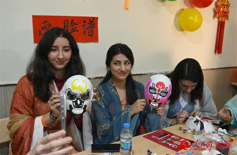 畫臉譜。人民網(wǎng)伊納斯·易卜拉欣攝