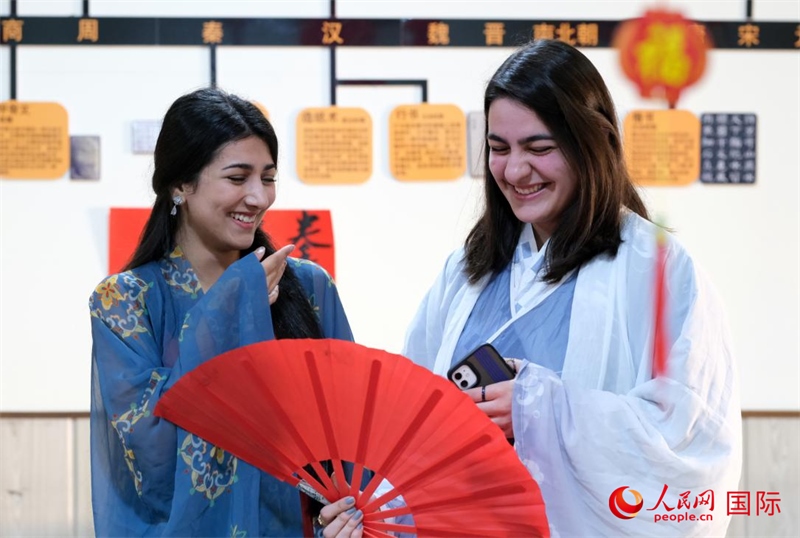 兩名參加活動的學(xué)生。人民網(wǎng)伊納斯·易卜拉欣攝