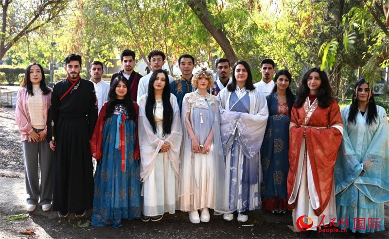 部分參加活動的師生合影。人民網(wǎng)伊納斯·易卜拉欣攝