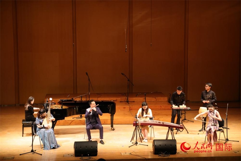 來自云南藝術學院的音樂家在演奏《金蛇狂舞》。人民網記者 楊一攝