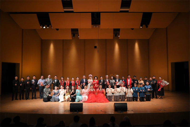 音樂會嘉賓與表演者集體合影?；顒又鬓k方供圖