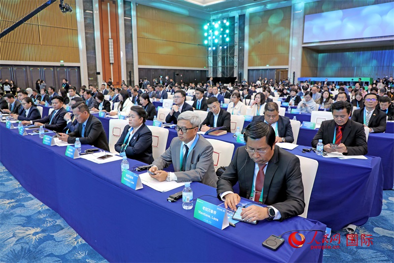 這是1月16日在南寧國際會展中心拍攝的“世界市長對話·南寧”活動現(xiàn)場。人民網(wǎng)記者 趙益普攝