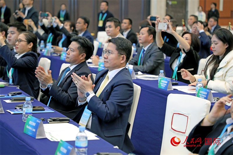 這是1月16日在南寧國際會展中心拍攝的“世界市長對話·南寧”活動現(xiàn)場。人民網(wǎng)記者 趙益普攝