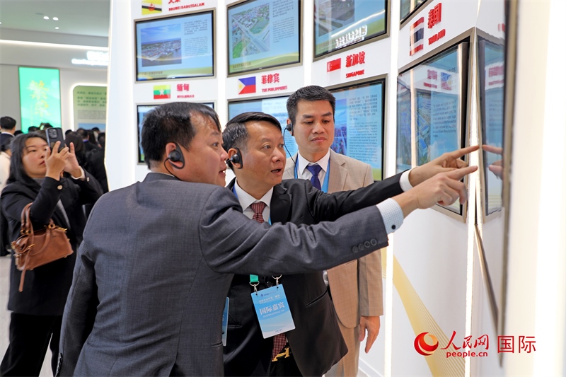 越南參會代表在南寧國際會展中心參觀。人民網(wǎng)記者 趙益普攝