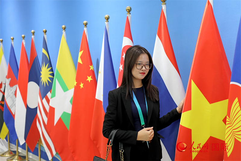 越南芒街市參會代表在南寧國際會展中心參觀。人民網(wǎng)記者 趙益普攝