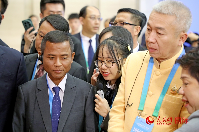 東盟國家市長在觀看、體驗?zāi)蠈幏沁z展示。人民網(wǎng)記者 趙益普攝
