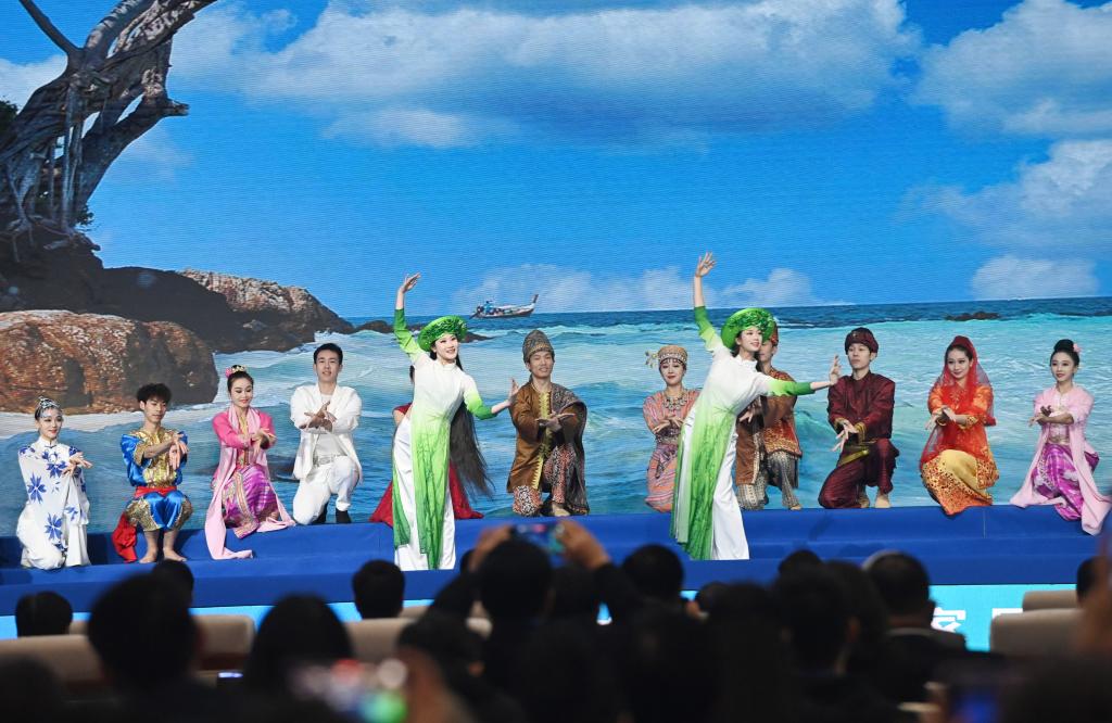 這是1月16日，在南寧國際會展中心，演員在“世界市長對話·南寧”活動間隙表演節(jié)目。新華社記者 陸波岸 攝