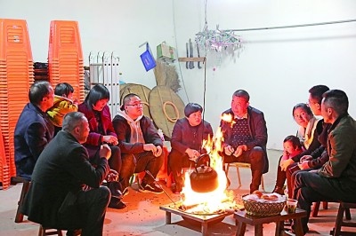 為討論蜜梨產(chǎn)業(yè)發(fā)展事宜，鸕鳥鎮(zhèn)開展“圍爐夜話”。資料圖片
