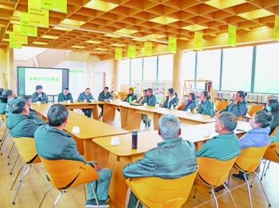 各種形式的民主協(xié)商議事會(huì)在余杭區(qū)落地生花。圖為黃湖鎮(zhèn)就共富工坊工作召開未來鄉(xiāng)村議事會(huì)。資料圖片