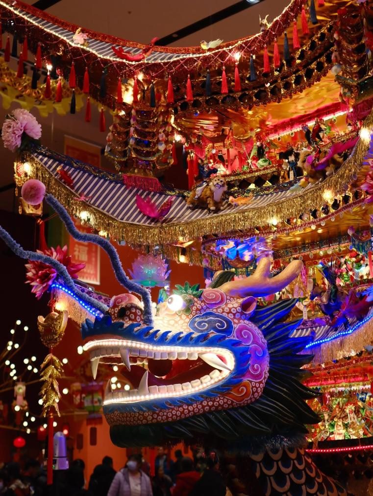 圖為“過年——春節(jié)主題展”中展出的浙江樂清首飾龍燈彩。