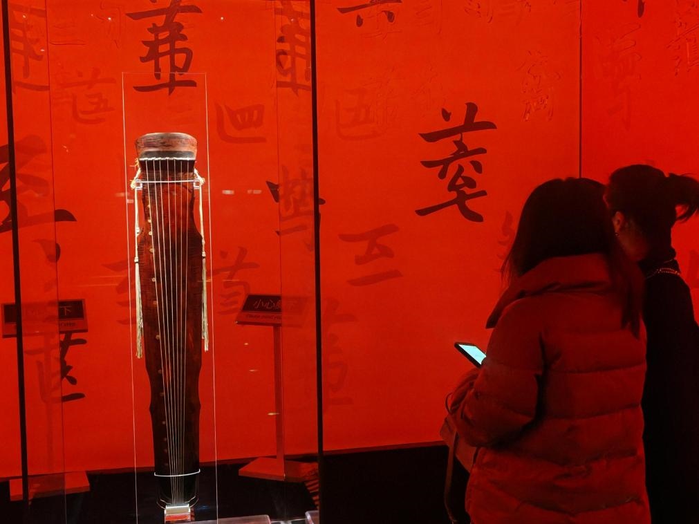 近日，在浙江省博物館之江館區(qū)，故宮博物館收藏的唐“大圣遺音”琴在“‘故宮·茶世界’觀茶——茶文化精品展”展出。新華社記者 馮源 攝