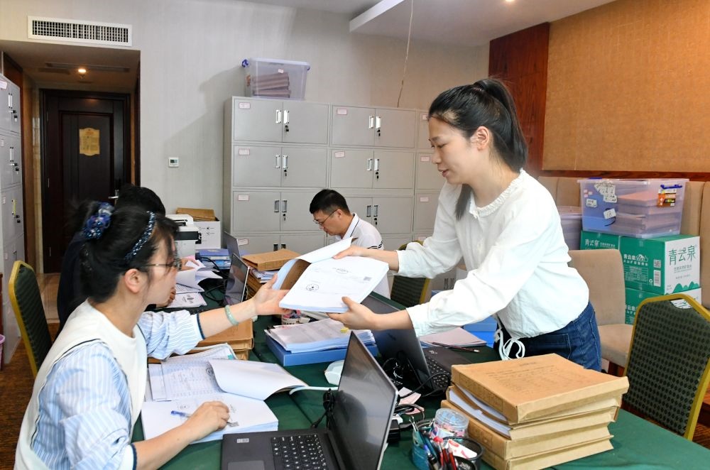 福州市委巡察機(jī)構(gòu)對全市法院系統(tǒng)開展提級聯(lián)動交叉巡察。在永泰縣駐地，巡察組工作人員查看財(cái)務(wù)憑證（2024年5月21日攝）。新華社記者 林善傳 攝