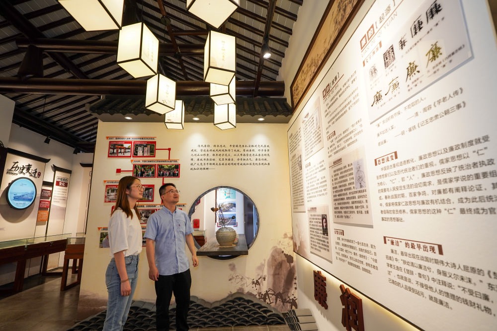 參觀者在蘇州市吳江區(qū)平望鎮(zhèn)廉潔教育基地鶯湖廉園內(nèi)參觀（2024年7月4日攝）。新華社記者 李博 攝