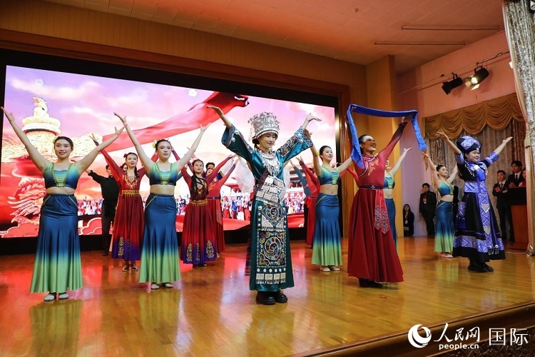 留俄學生進行民族舞表演。人民網(wǎng)記者 隋鑫攝