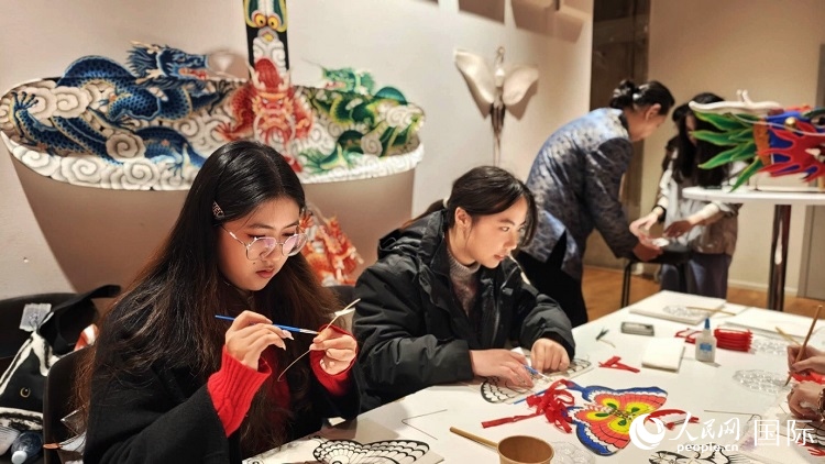 體驗(yàn)非遺文化“制作小風(fēng)箏”。人民網(wǎng)記者 殷淼攝