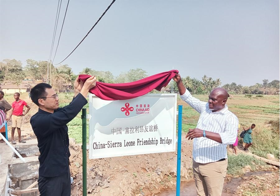 中國駐塞拉利昂大使王擎（左）和博城市市長穆薩（右）為中國—塞拉利昂友誼橋揭牌。中國援塞農(nóng)業(yè)專家組供圖