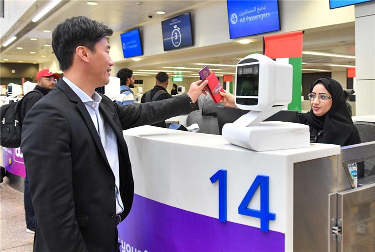 1月22日，迪拜免稅店聯(lián)合迪拜移民局向入境中國旅客贈(zèng)送新年賀禮。迪拜移民局供圖