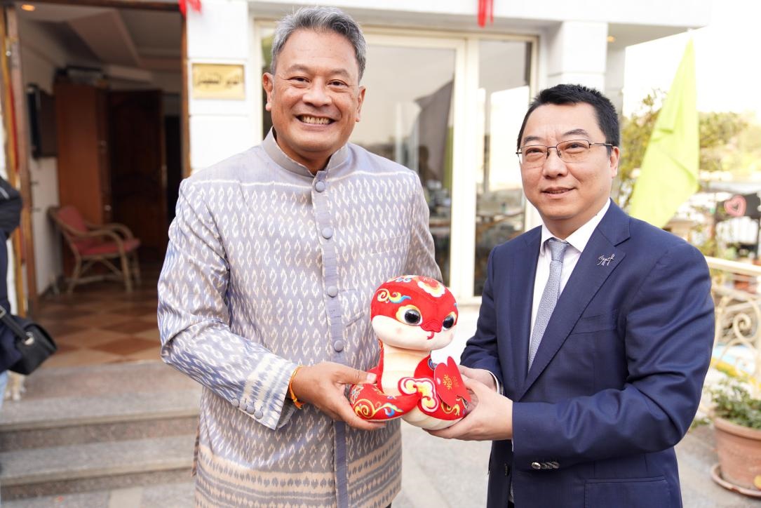 中國(guó)駐埃及使館參贊兼開羅中國(guó)文化中心主任張易向塔納瓦大使贈(zèng)送2025“歡樂(lè)春節(jié)”吉祥蛇。開羅中國(guó)文化中心供圖