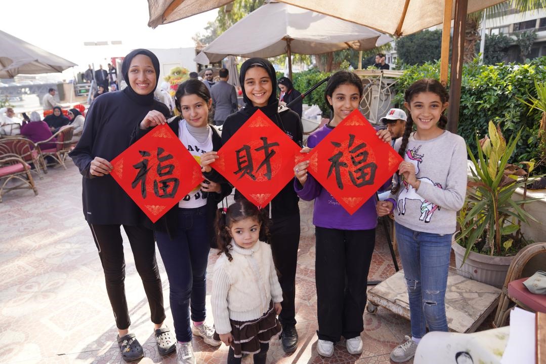 埃及民眾參與中國(guó)文化體驗(yàn)活動(dòng)。開羅中國(guó)文化中心供圖