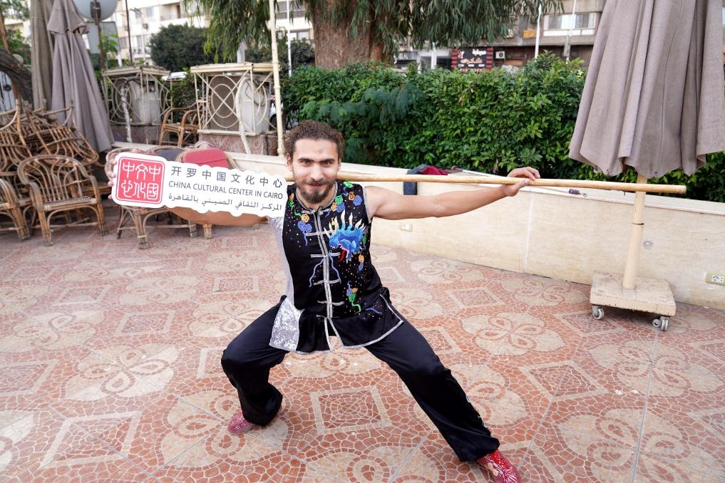 埃及民眾參與中國(guó)文化體驗(yàn)活動(dòng)。開羅中國(guó)文化中心供圖