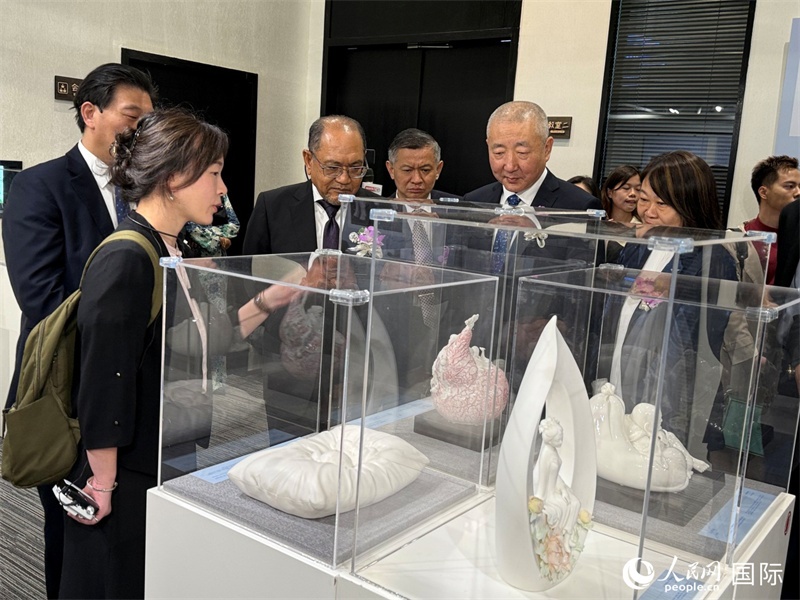 嘉賓在參觀展覽。 人民網(wǎng)記者 章念生攝