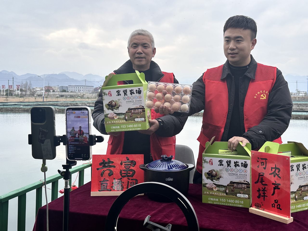 在蒼南金鄉(xiāng)鎮(zhèn)，永興、半浹連、河尾垟?shù)犬?dāng)年受災(zāi)的臨近村落，正連片建設(shè)美麗江南水鄉(xiāng)新景。圖為河尾垟村設(shè)在河邊的“共富直播間”。金鄉(xiāng)鎮(zhèn) 供圖