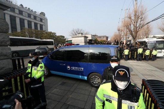  1月21日，尹錫悅乘坐的車輛進(jìn)入韓國首爾的憲法法院。新華社記者姚琪琳攝