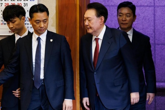  1月23日，尹錫悅（右二）在韓國首爾憲法法院出席總統(tǒng)彈劾案庭審。新華社發(fā)（Pool圖片，曹城凖攝）