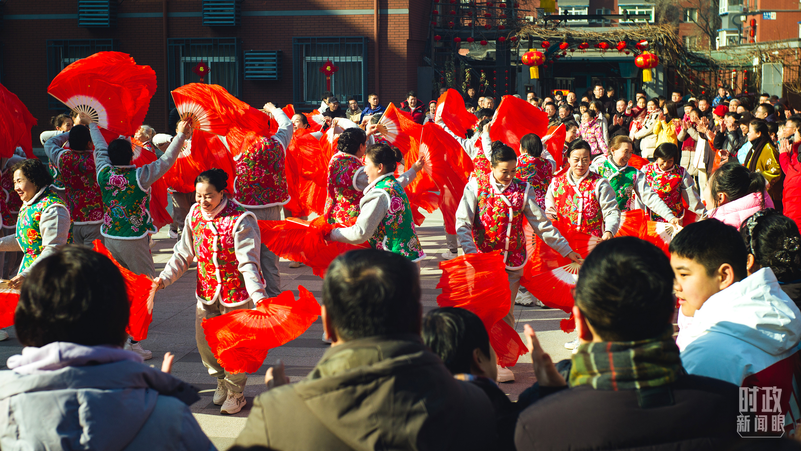 長(zhǎng)安小區(qū)文化廣場(chǎng)上，居民們扭起歡快的秧歌。（總臺(tái)央視記者彭漢明拍攝）