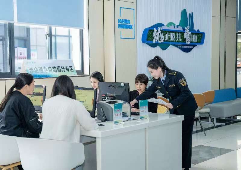 工作人員指導(dǎo)企業(yè)一次性完成信息填報(bào)。圖片來源：浙江衢州市市場監(jiān)督管理局