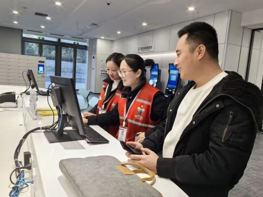 工作人員幫助企業(yè)辦理遷移申請網(wǎng)上填報(bào)。圖片來源：浙江衢州市市場監(jiān)督管理局