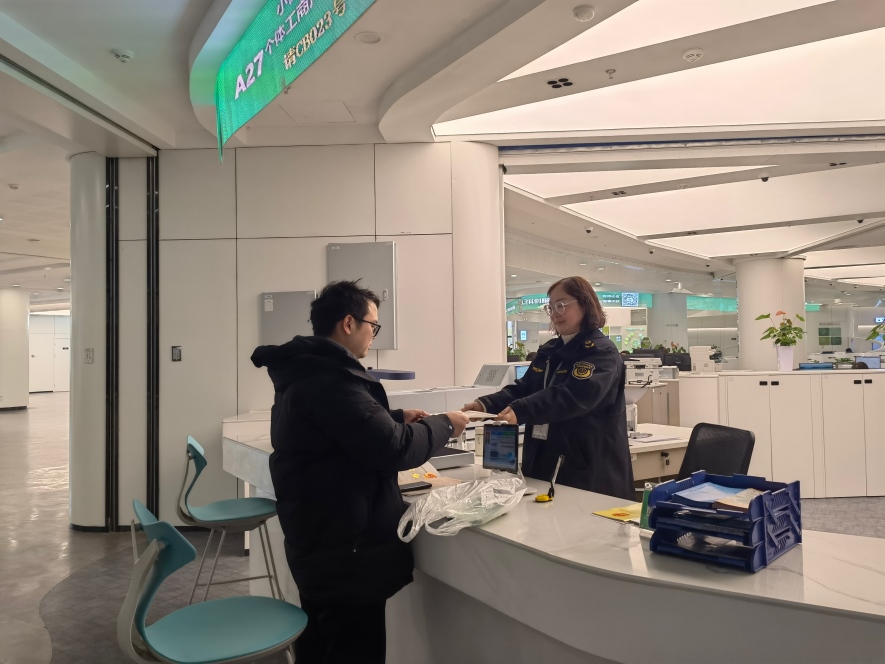 企業(yè)在出證窗口“一站式”領(lǐng)取變更后的營業(yè)執(zhí)照。圖片來源：浙江衢州市市場監(jiān)督管理局