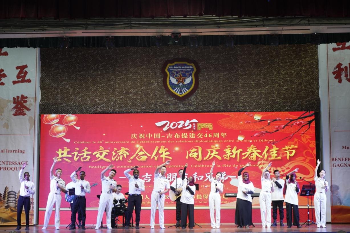 中吉兩國(guó)嘉賓合唱《友誼地久天長(zhǎng)》。主辦方供圖