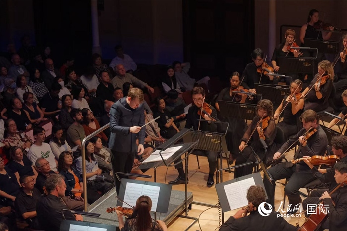 奧克蘭市政廳《空?！方豁懬莩霈F(xiàn)場。張波若攝