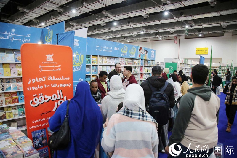 觀眾參觀書(shū)展展臺(tái)。人民網(wǎng)記者 黃培昭攝