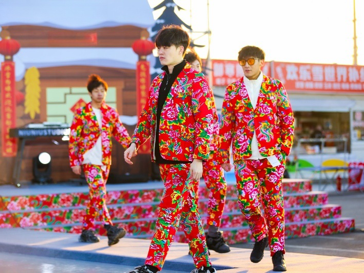 東北滑雪走秀現(xiàn)場。人民網(wǎng)記者 許維娜攝