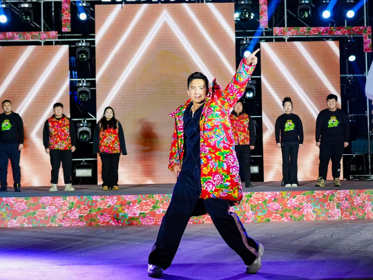 健身教練劉畊宏耐心帶領(lǐng)現(xiàn)場以及線上的朋友們進(jìn)行熱身。人民網(wǎng)記者 許維娜攝