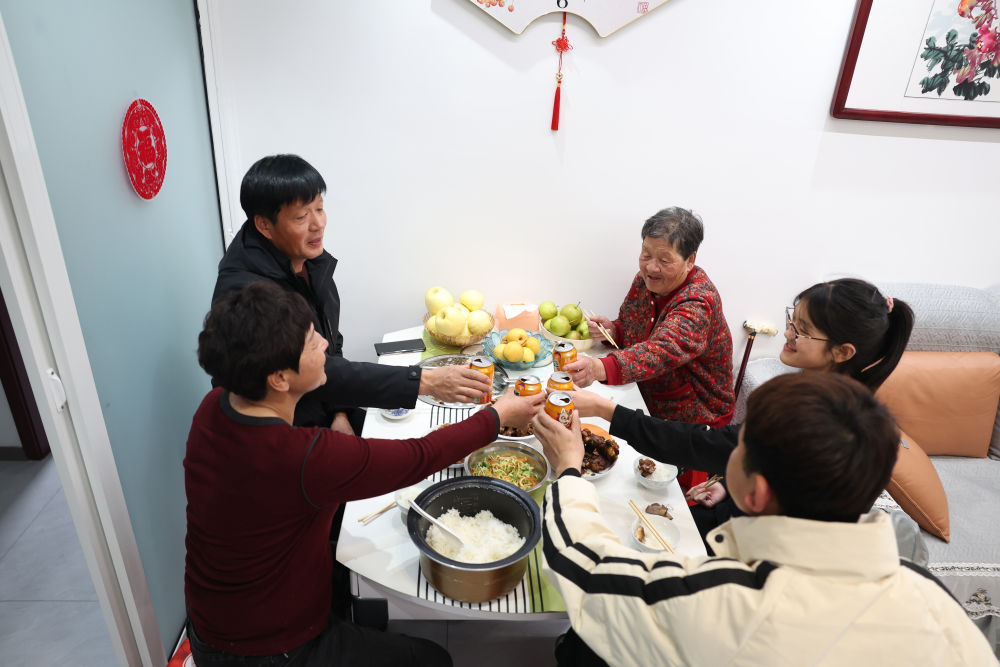 2025年1月22日，遼寧省葫蘆島市綏中縣祝家溝村村民朱西存一家在新房里。新華社記者姚劍鋒 攝