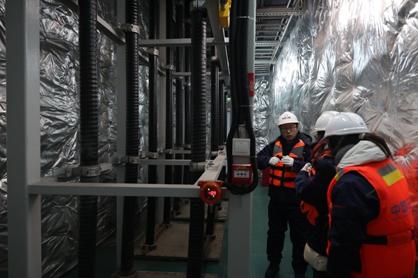 運(yùn)維人員在風(fēng)電場(chǎng)海上升壓站上進(jìn)行巡視檢查。受訪者供圖