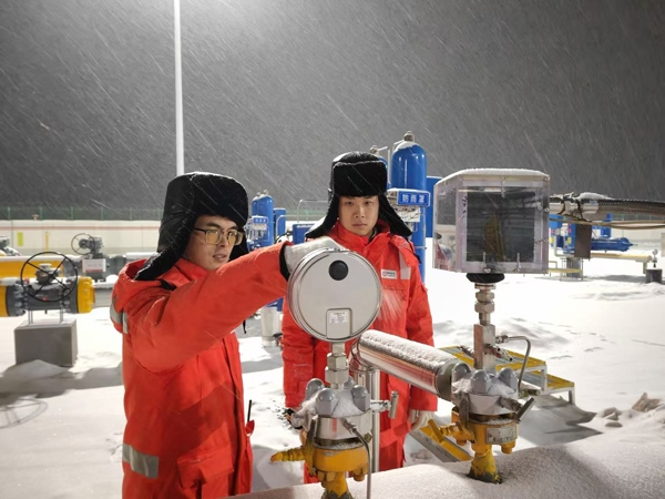 黑河作業(yè)區(qū)員工夜間對(duì)天然氣管道進(jìn)行巡檢。受訪者供圖