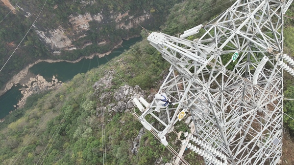 羅統(tǒng)在魯馬Ⅰ線1號(hào)塔上進(jìn)行帶電作業(yè)。受訪者供圖