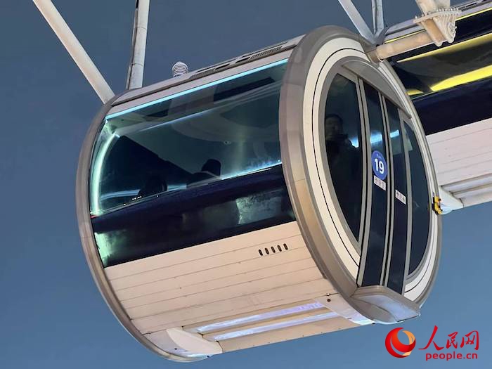 安裝了四要素微型氣象站的摩天輪轎廂。人民網(wǎng) 高清揚攝