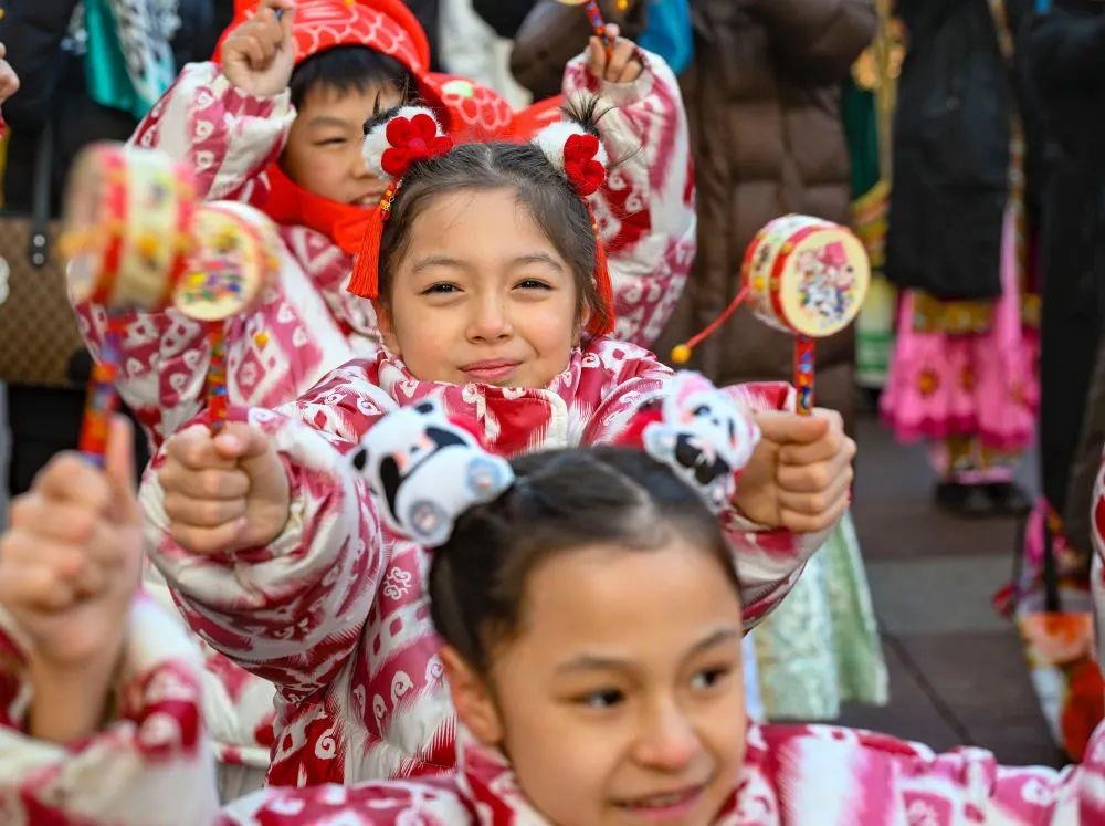 △新疆大巴扎社火迎新春，孩子們在現(xiàn)場表演。